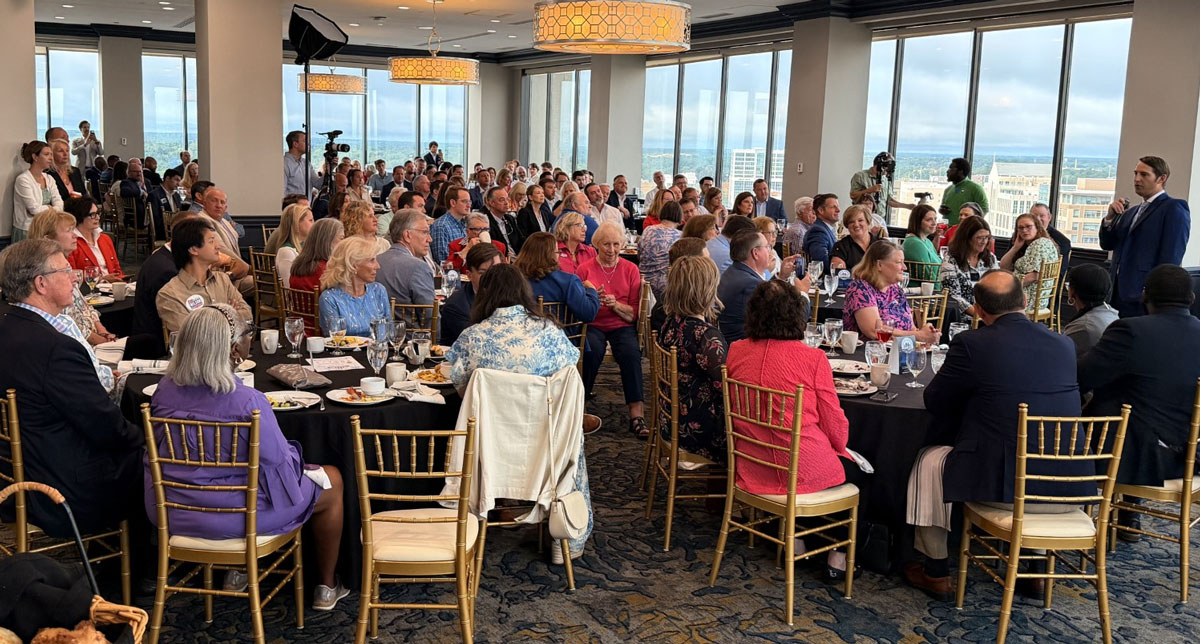 Larg Crowd at Republican Runoff Breakfast